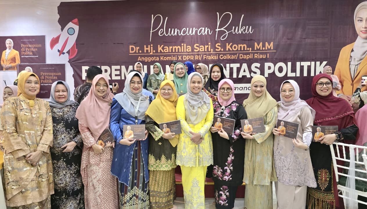“Perempuan di Pentas Politik”, Catatan Perjalanan Karmila Sari di Dunia Politik