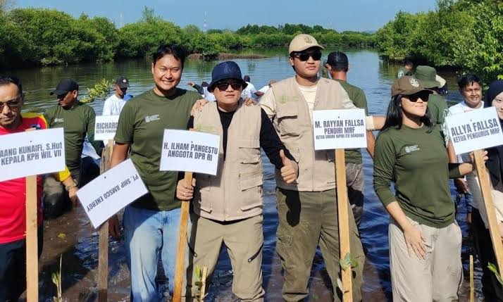 Pulihkan Hutan Bakau, Ilham Pangestu Tanam Ribuan Mangrove di Alue Dua