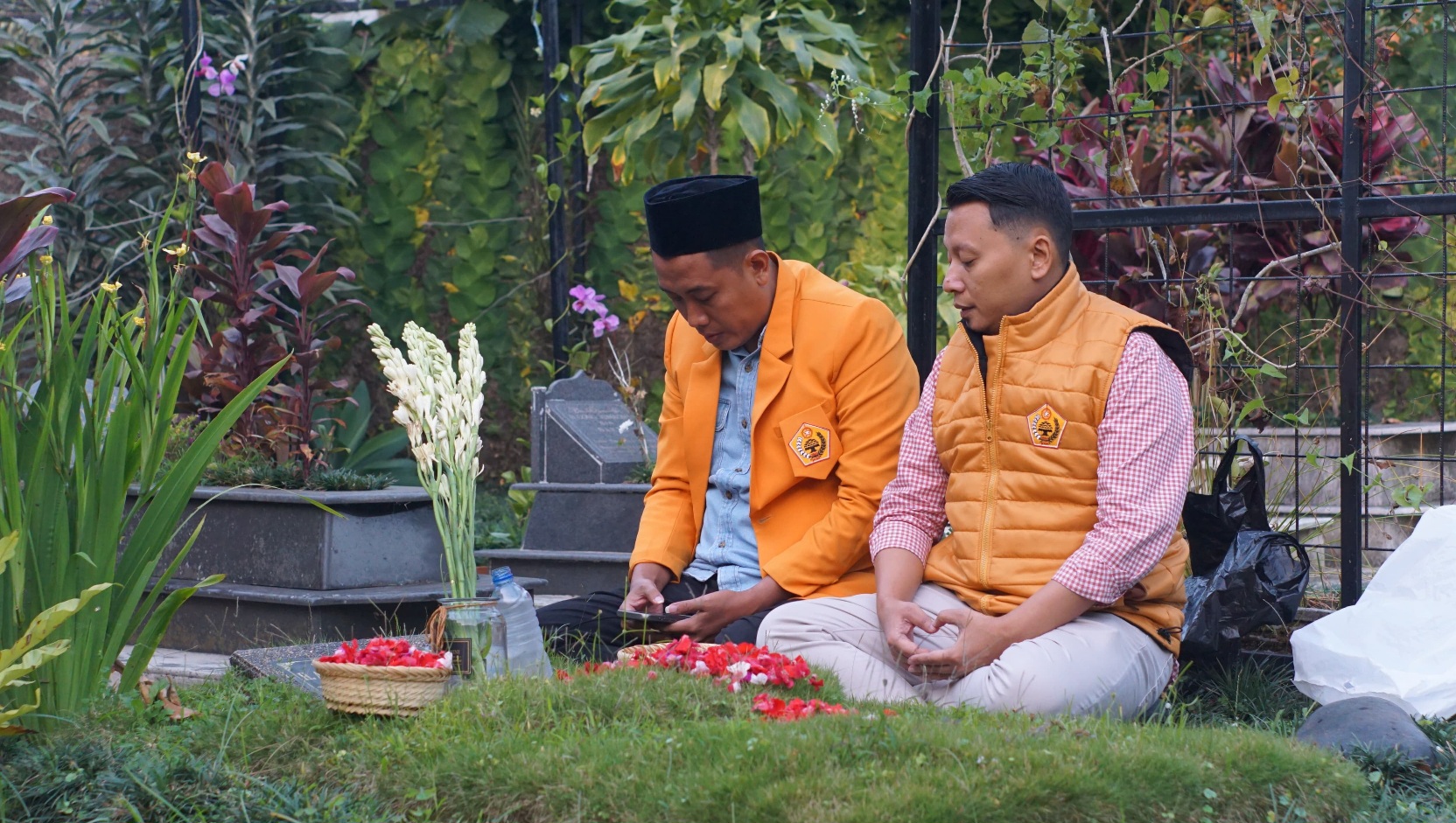 DPC ORMAS MKGR Kabupaten Cianjur Gelar Ziarah ke Makam Almarhum Ade Barkah Surahman