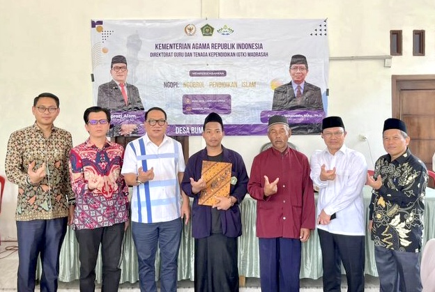 Perkuat Akses Pendidikan, Aprozi Alam Salurkan KIP Kuliah bagi Mahasiswa Kurang Mampu